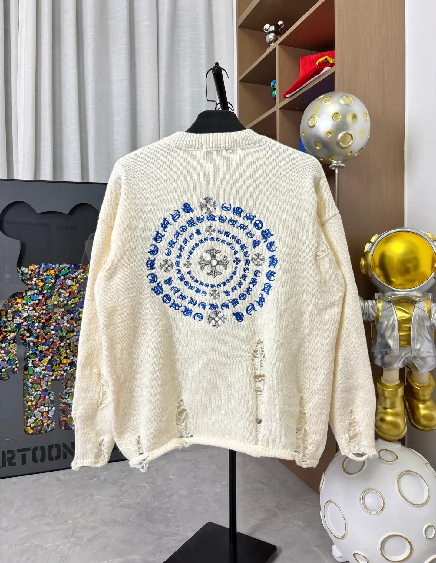 P250 model number: DC201# Chrome Hearts CH Chrome Hearts embroidered disc Sanskrit cross hole knitted sweater pullover Chrome Hearts grinding hole craftsmanship The upper body is loose and stylish The hem is expanded and casual design makes fat people slim to the extreme, thin people have limited height and class ZP printing 1:1 perfect restoration Looks good when worn alone Can be easily worn by men and women The holed sweater is cool and rustic It's so elegant. The design is hollow and casual, yet trendy and has an indescribable sense of fashion!  Color: Black Beige Gray Size: S M L